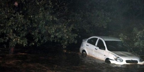 Kahramanmaraş`ta Otomobil Sele Kapıldı