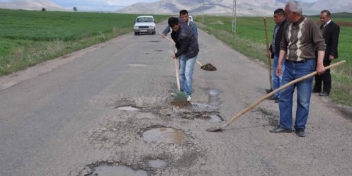 Bozulan yolu sürücüler onardı 