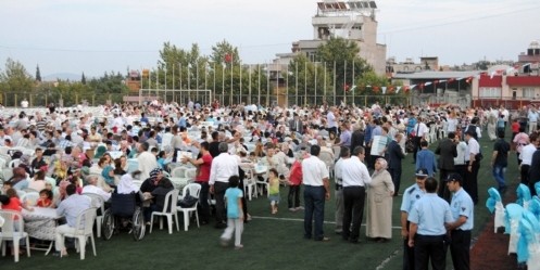 İftarlar, çadırlardan meydanlara yayıldı
