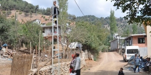 Telefonla konuşabilmek için elektrik direğine çıkıyorlar
