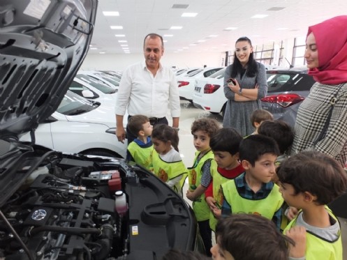 Minik Öğrencilerin Toyota Merakı