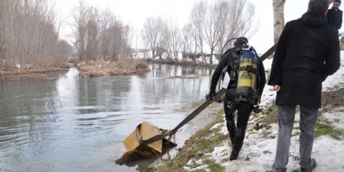 Ceyhan Nehri`nde çelik kasa bulundu 