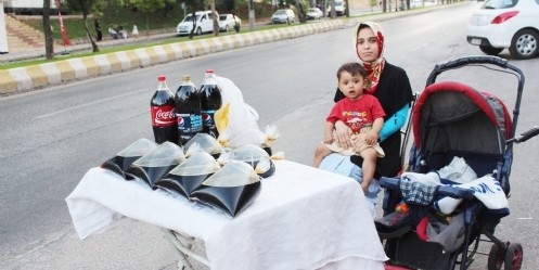 Bebeği Kucağında Meyan Satıyor