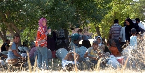 2 bin Suriyeli, Hanifi Mahçiçek Stadyumu`na yerleştirildi 