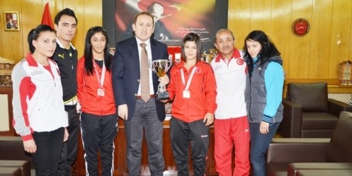 Başarılı sporcular Kaymakam Pehlivan`ı ziyaret etti