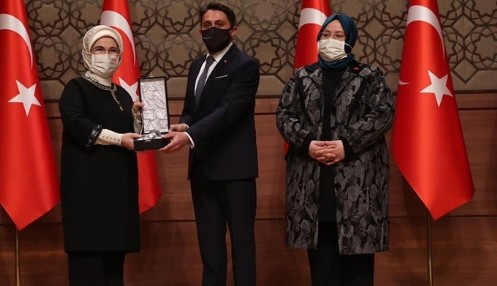 Mutlu Kaya Ödülünü, Emine Erdoğan Aldı
