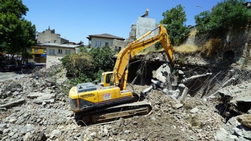 Tarihi Maraş Kalesi Etrafındaki Metruk Binalar Yıkılıyor