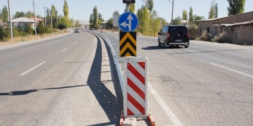 Çiçek Köyünde Kazalara Karşı Oto Korkuluklu Önlem