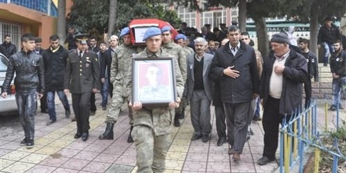 İntihar ettiği iddia edilen asker toprağa verildi