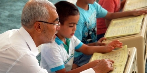 Camide namaz kılan çocuklara ödül veriliyor 