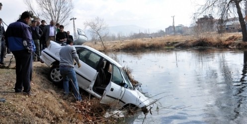 Otomobil Ceyhan Nehri`ne düştü