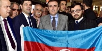 Bakan Ünal`a Azerbaycan Bayrağı Hediyesi