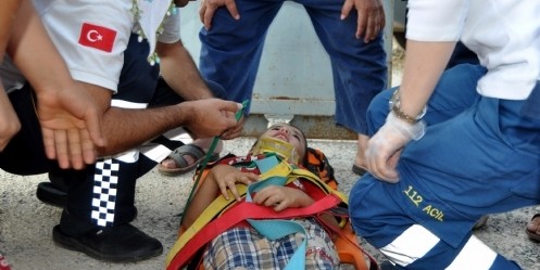 Üzerine demir kapı devrilen çocuk yaralandı 