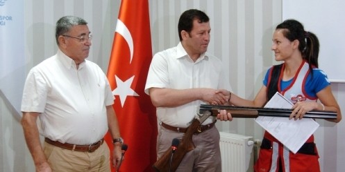 Başbakan`dan Safiye Sarıtürk`e tüfek 