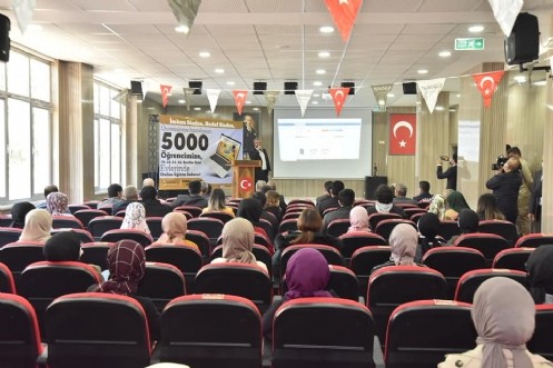 Türkoğlu Belediyesi 5000 Öğrenciye Online Eğitim Kartlarının Dağıtımını Gerçekleştirdi