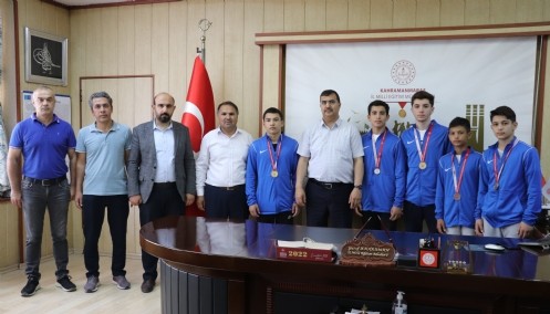 Kahraman, Türkiye Şampiyonu Vali Hilmi Tolun Ortaokulu Güreş Takımı`nı Tebrik Etti