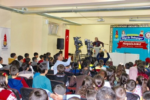 Onikişubat Belediyesi Yazar Ve Öğrencileri Bir Araya Getiriyor