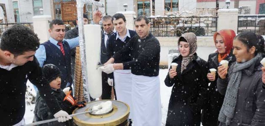 Karın keyfini dondurma yiyerek çıkardılar 