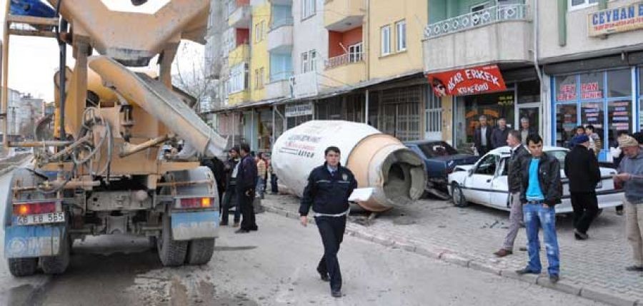 Beton mikseri yerinden çıktı 