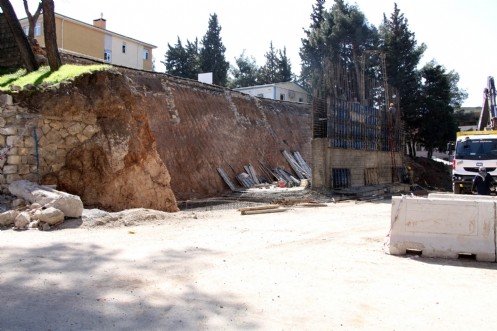 Çöken İstinat Duvarı Yapılıyor