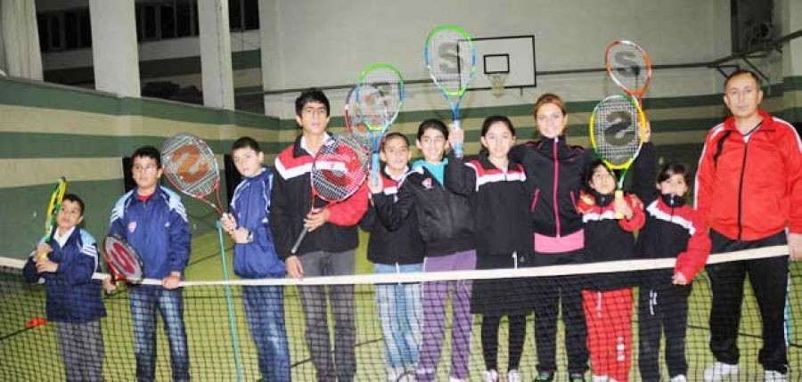 Vanlı depremzede çocuklar tenisle moral buluyor 
