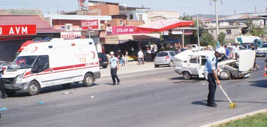 Ambulansla otomobil çarpıştı: 2 yaralı 