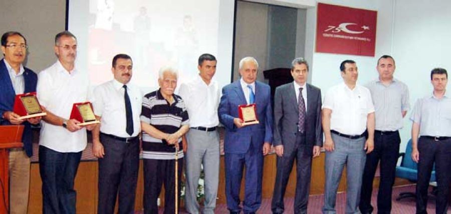 Hastane başhekimlerine plaket verildi 