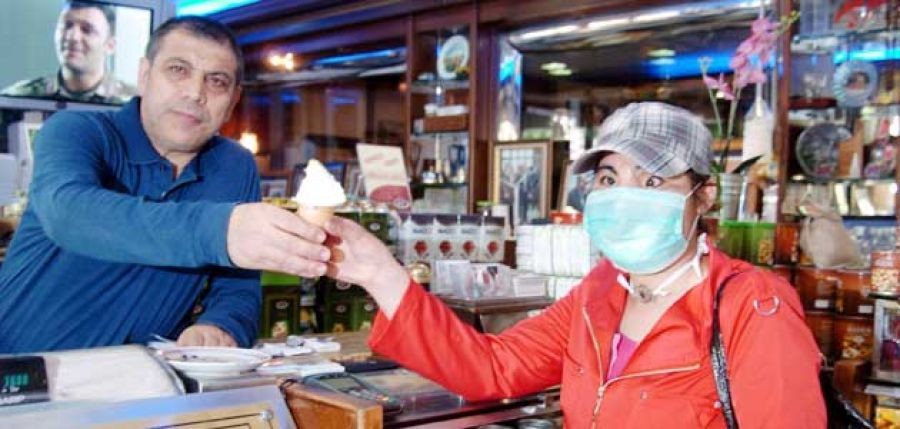 Üç ay aradan sonra dondurma özlemini giderdi 
